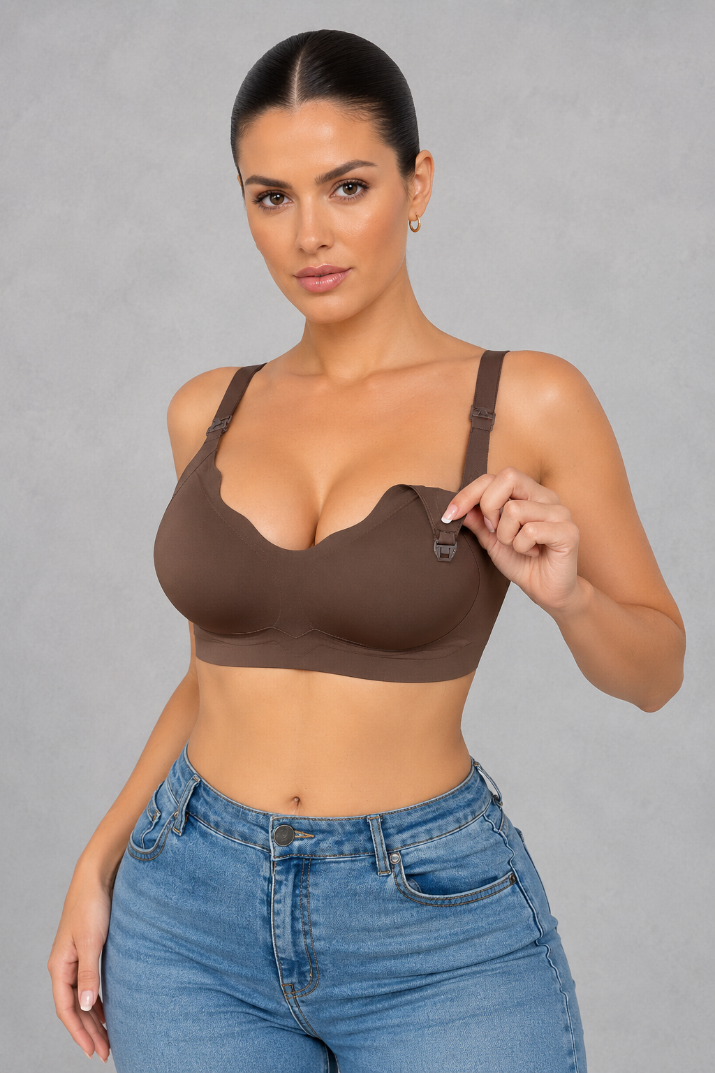 Seamless wireless nursing bra with scalloped V-neck and clip-down straps