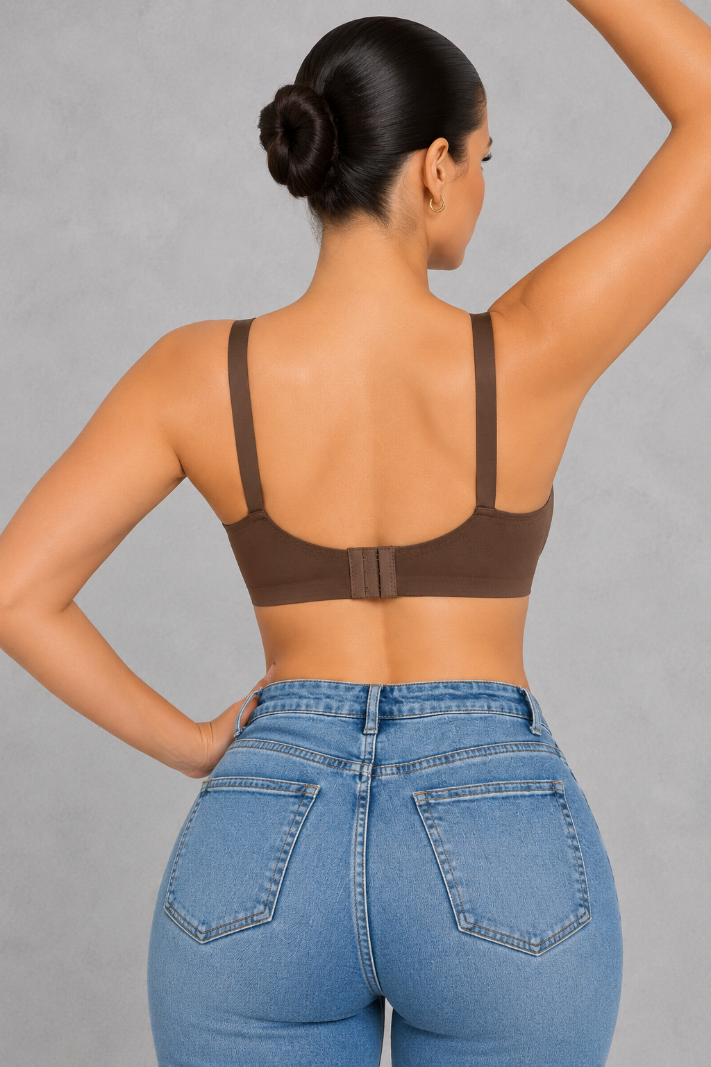 Seamless wireless nursing bra with scalloped V-neck and clip-down straps