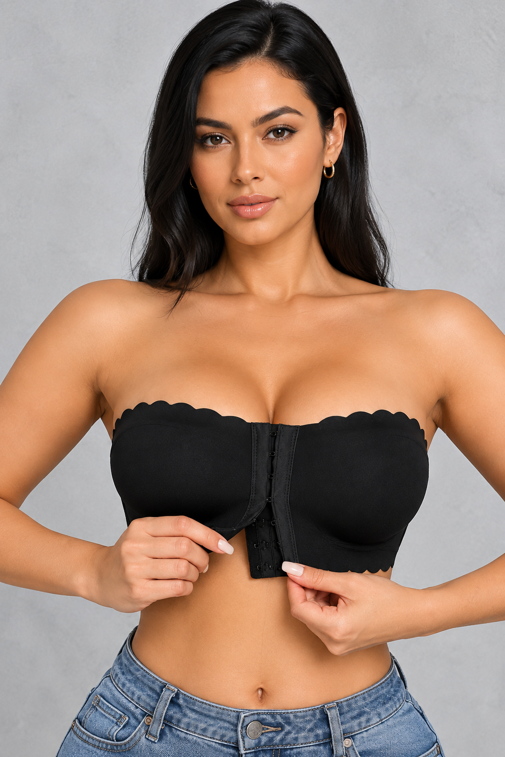 Sculp Scalloped Strapless Front Closure Bra in Black – front closure detail