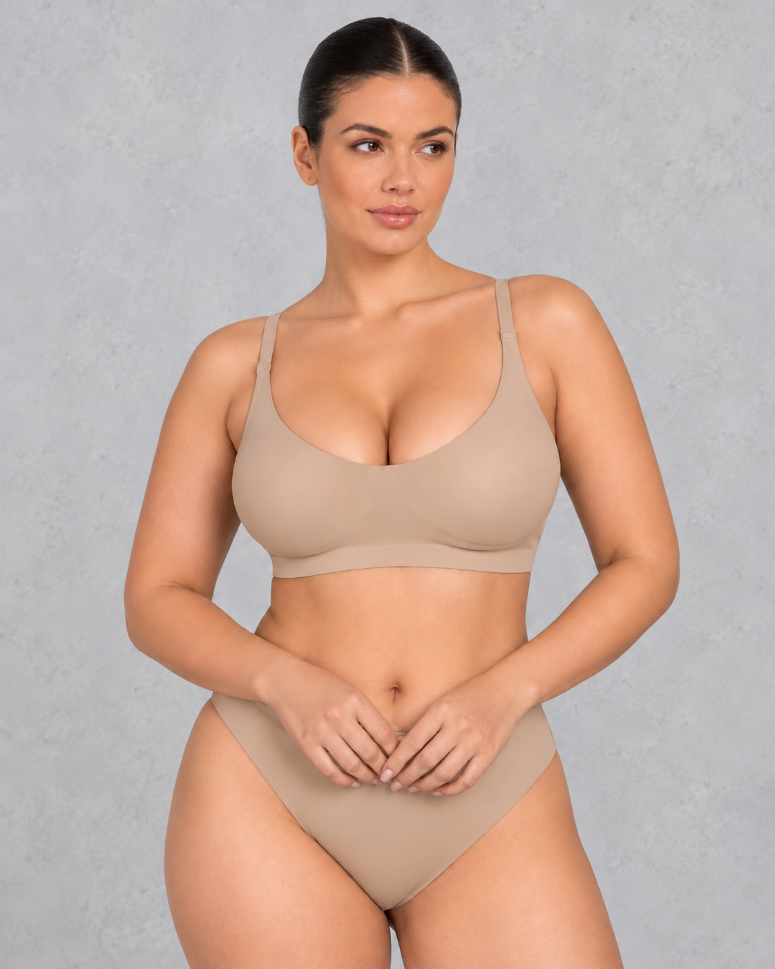 Seamless wireless comfort bra with scoop neck and wide band