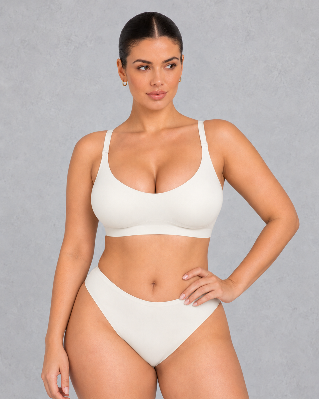 Seamless wireless comfort bra with scoop neck and wide band