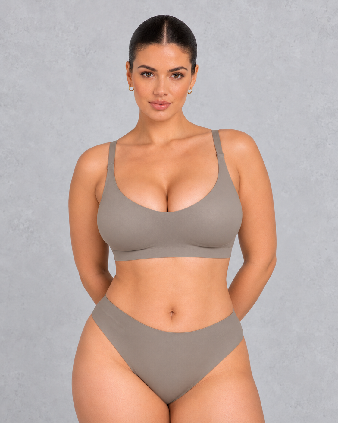 Seamless wireless comfort bra with scoop neck and wide band