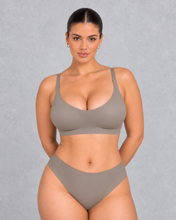 Seamless wireless comfort bra with scoop neck and wide band