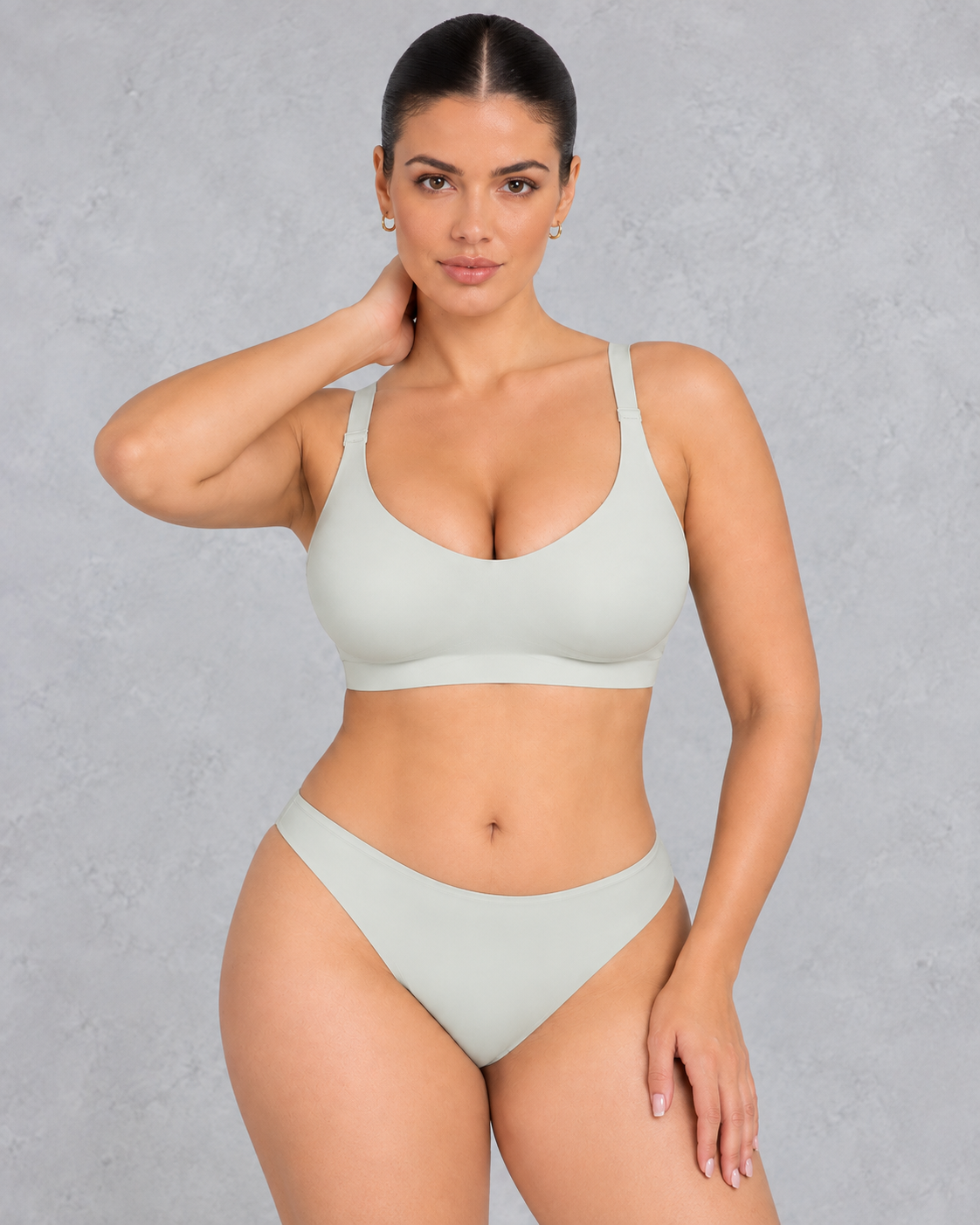 Seamless wireless comfort bra with scoop neck and wide band