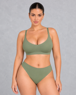 Seamless wireless comfort bra with scoop neck and wide band